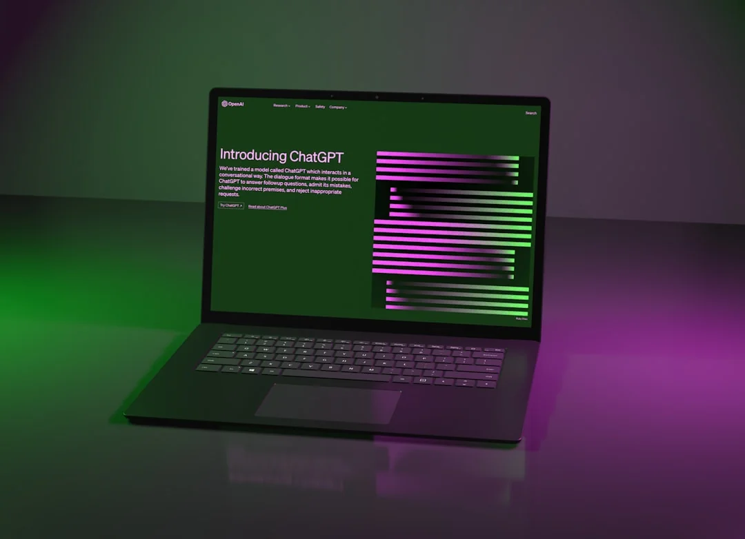 Gros plan sur un code HTML éclatant affiché à l’écran d’un ordinateur, illustrant le développement web et la programmation.
